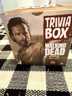 The Walking Dead Trivia Box - Brown/Tan Edition